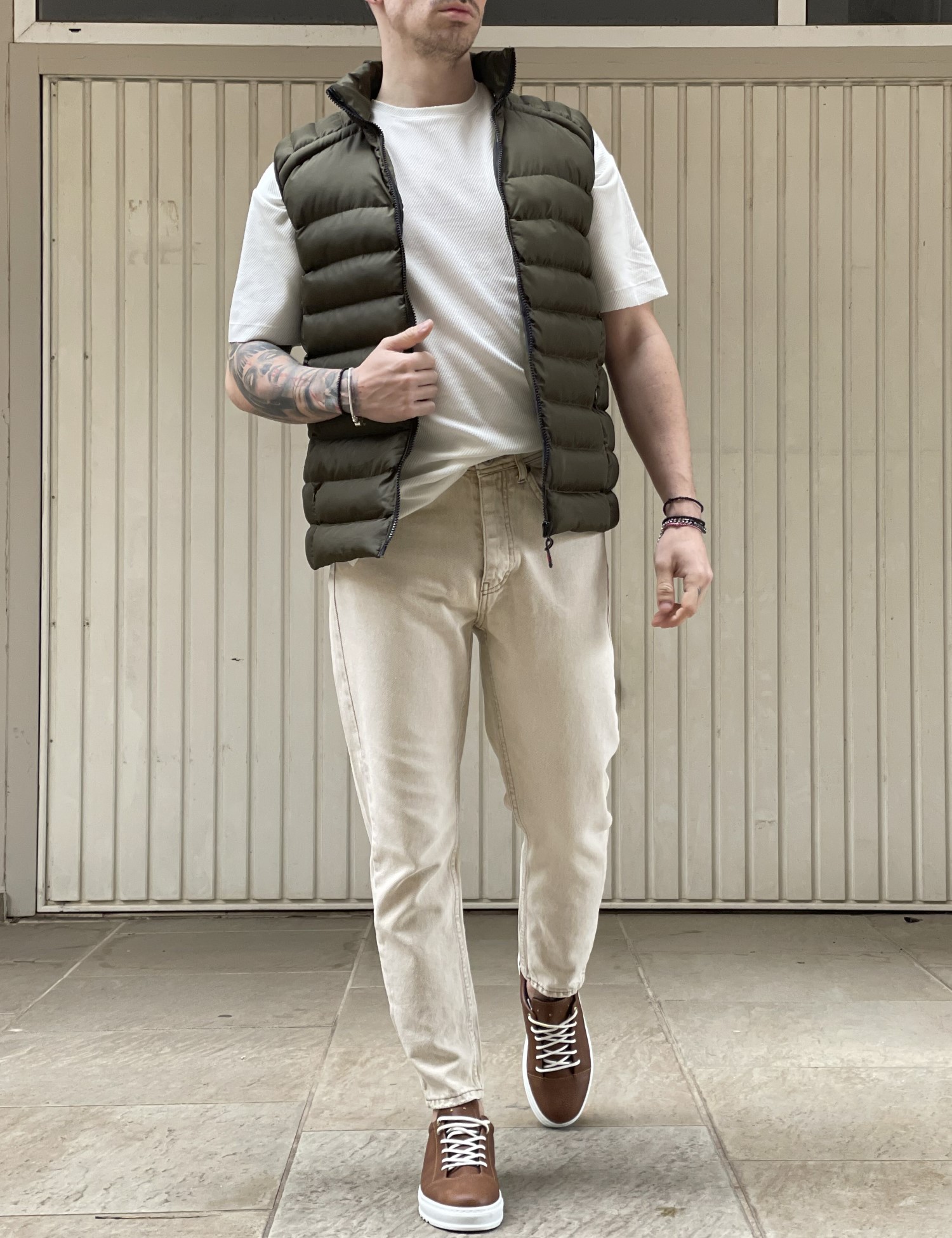 Ανδρικό χακί καπιτονέ αμάνικο μπουφάν με αποσπώμενη κουκούλα 3408X φωτογραφία